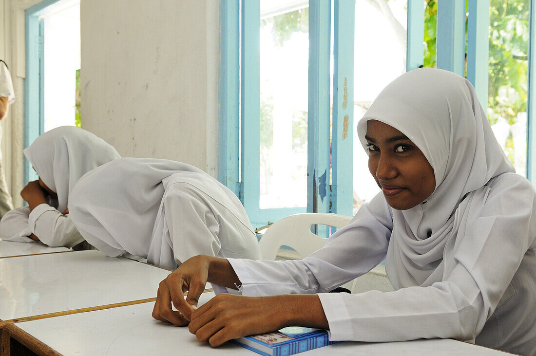 Schülerin, Atoll-Schule, Einheimischen, Insel Kuredhu bei Insel Kanuhura, Lhaviyani Atoll, Malediven