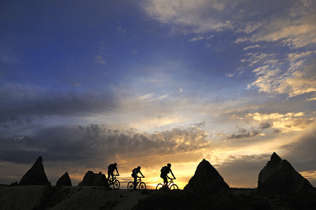 Mountainbikers in the Göreme in the evening, sunset, Göreme, Cappadocia, Turkey