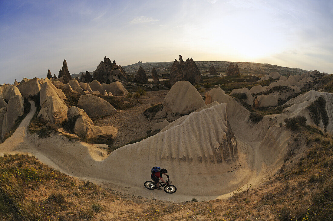 Mountainbiker im Devrent-Tal, Göreme-Tal, Kappadokien, Türkei, Kappadokien, Türkei