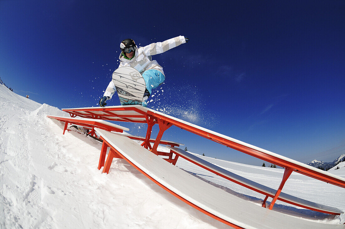 Snowboarder unter blauem Himmel, Funpark, Reit im Winkl, Chiemgau, Oberbayern, Deutschland, Europa