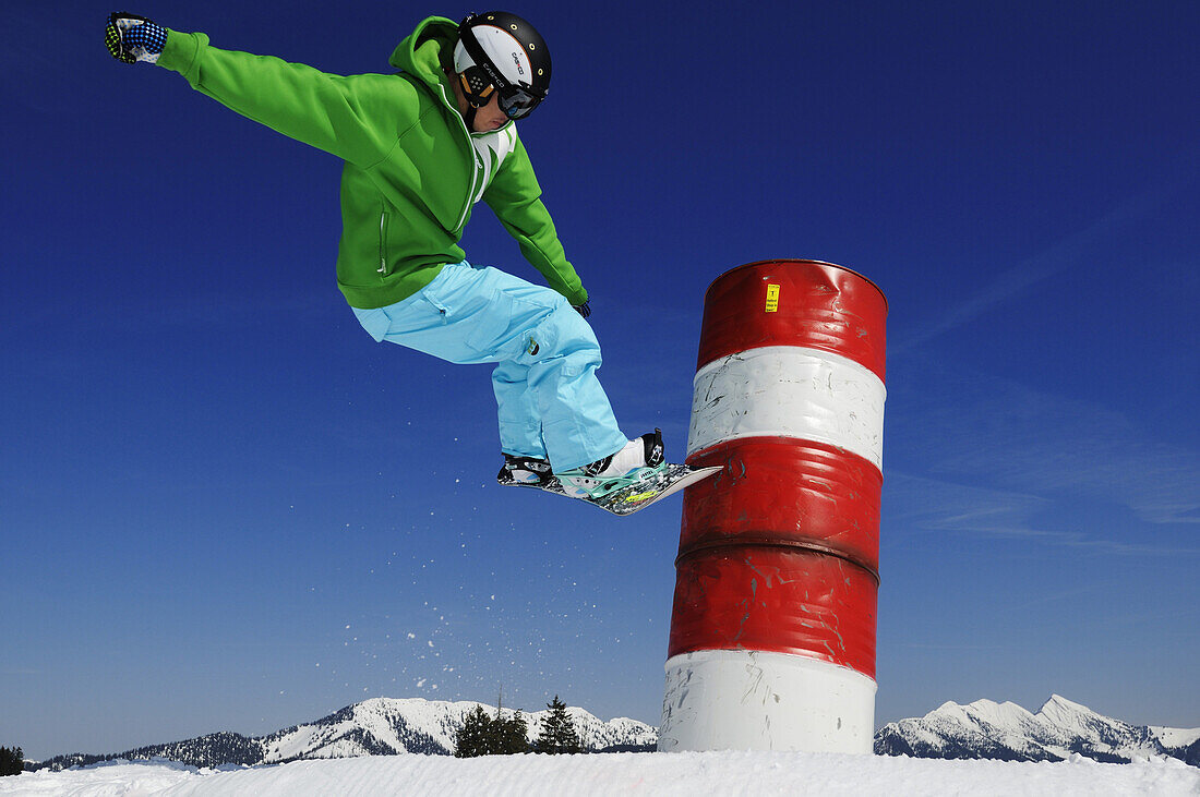 Snowboarder unter blauem Himmel, Funpark, Reit im Winkl, Chiemgau, Oberbayern, Deutschland, Europa