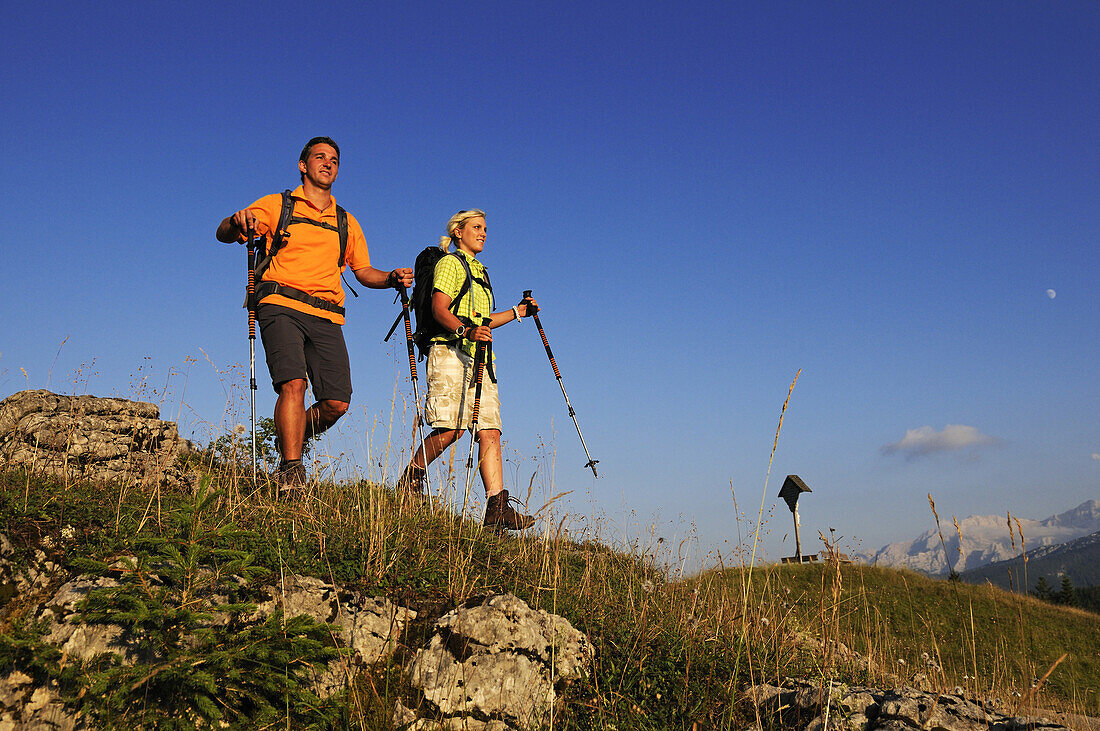 Wanderer auf der Winklmoos-Alm, Reit im Winkl, Chiemgau, Oberbayern, Bayern, Deutschland, Europa