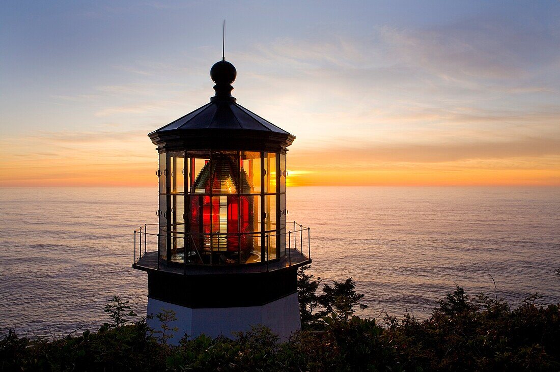 USA, Oregon, Tillamook County, Cape Meares State Park, Cape Meares lighthouse, Pacific ocean, sunset, August