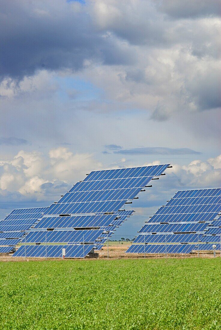 Energie, Europa, Farbe, Getreidefelder, Himmel, Horizontal, Kraft, Landschaft, Landschaften, Landwirtschaft, Produktion, solar, Sonnenenergie, Spanien, Umwelt, Vegetal, Vertikal, Wolken, K08-1031916, agefotostock