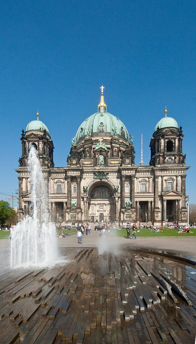 Antiquity, Architecture, Berlin, Berliner dom, Catedral de berlin, Color, Fountain, Germany, Horizonta-, Monument, Park, Tourism, Vertical, K08-1031948, agefotostock