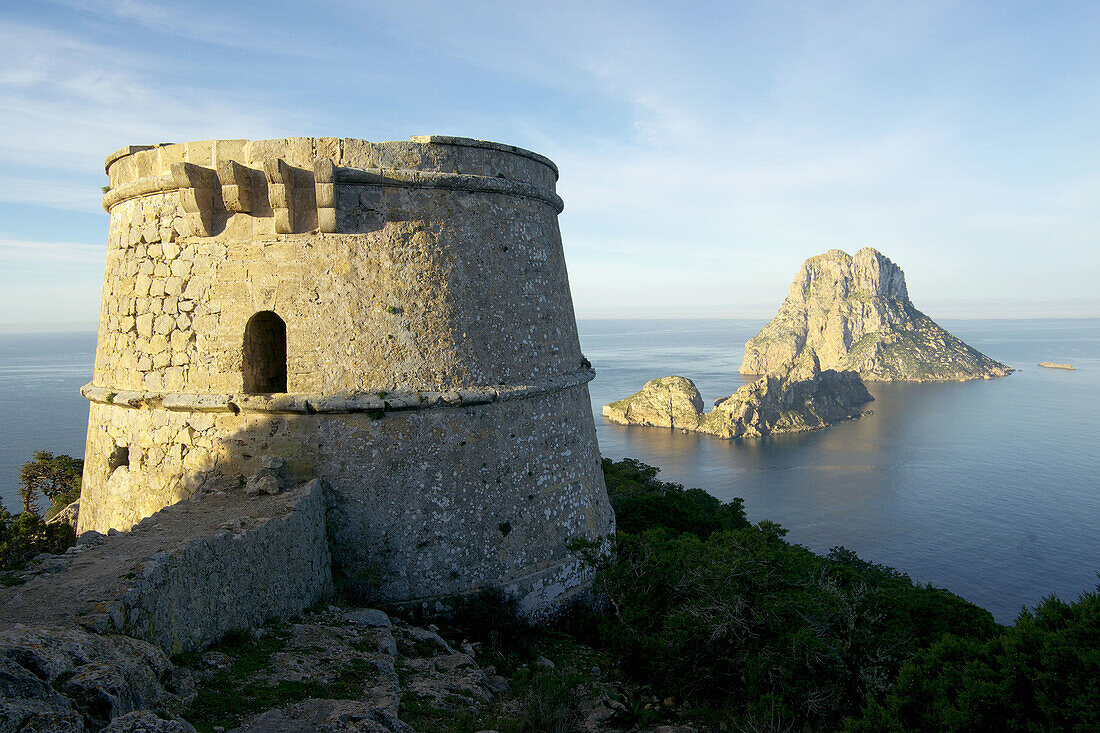 Torre des Savinar und die Inseln Es Vedra und Es Vedranell, Sant Josep de Sa Talaia, Ibiza. Balearische Inseln, Spanien