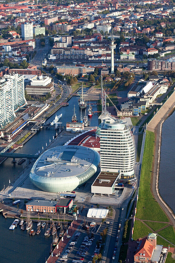 Hafen mit Hotel Sail City und Klimahaus, Bremerhaven, Deutschland