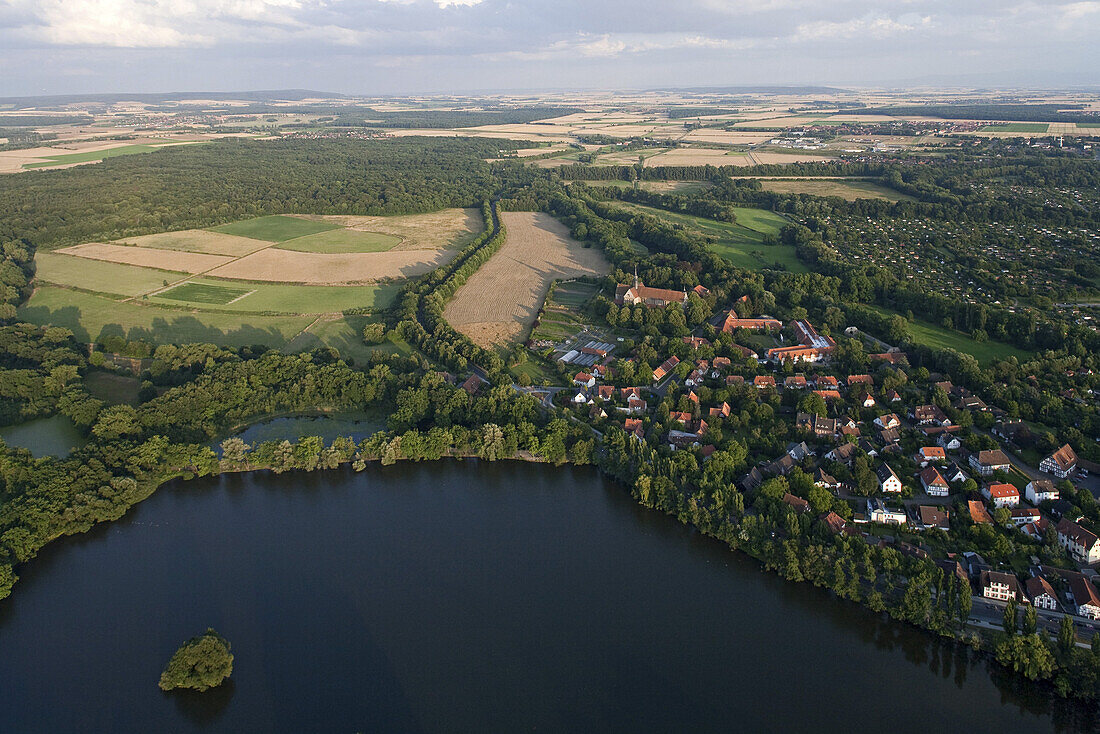 Luftbild, Zisterzienser Kloster Riddagshausen, Kreuzteich bei Braunschweig, Niedersachsen, Deutschland