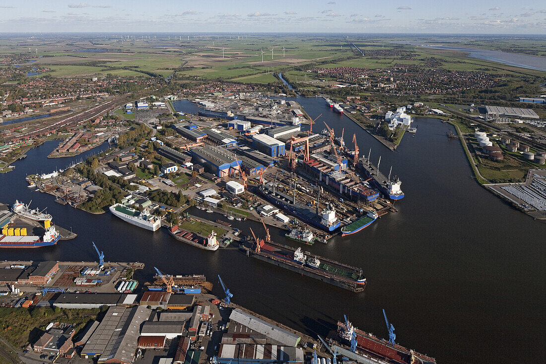 Luftbild, Emden, der Emdener Hafen reicht bis in die Stadtmitte, Hafenanlagen, Emden, Niedersachsen, Deutschland