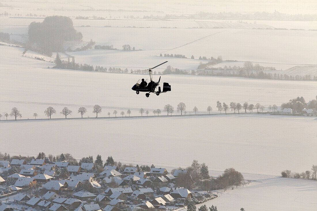 Luftbild, Gyrokopter in der Luft über Winterlandschaft, Gyrokopter