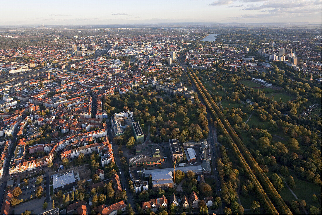 Luftbild, Herrenhäuser Allee im Herbst, Lindenallee vom Großen Garten zum Königsworther Platz, Georgengarten, Hannover, Niedersachsen, Deutschland