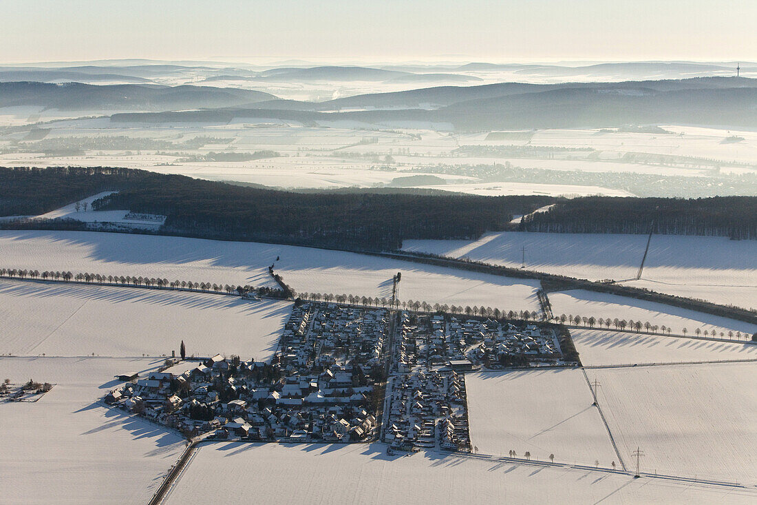 Luftbild, Verschneite Felder und Winterlandschaft, weiter Blick über die Landschaft, Niedersachsen, Deutschland