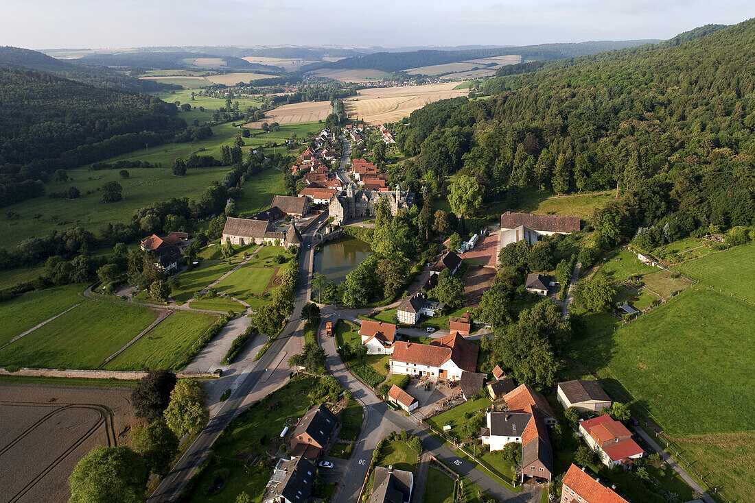 Luftbild, Schloss Hämelschenburg im Emmerthal, historische Renaissanceanlage, Emmerthal, Hamelin-Pyrmont, Niedersachsen, Deutschland