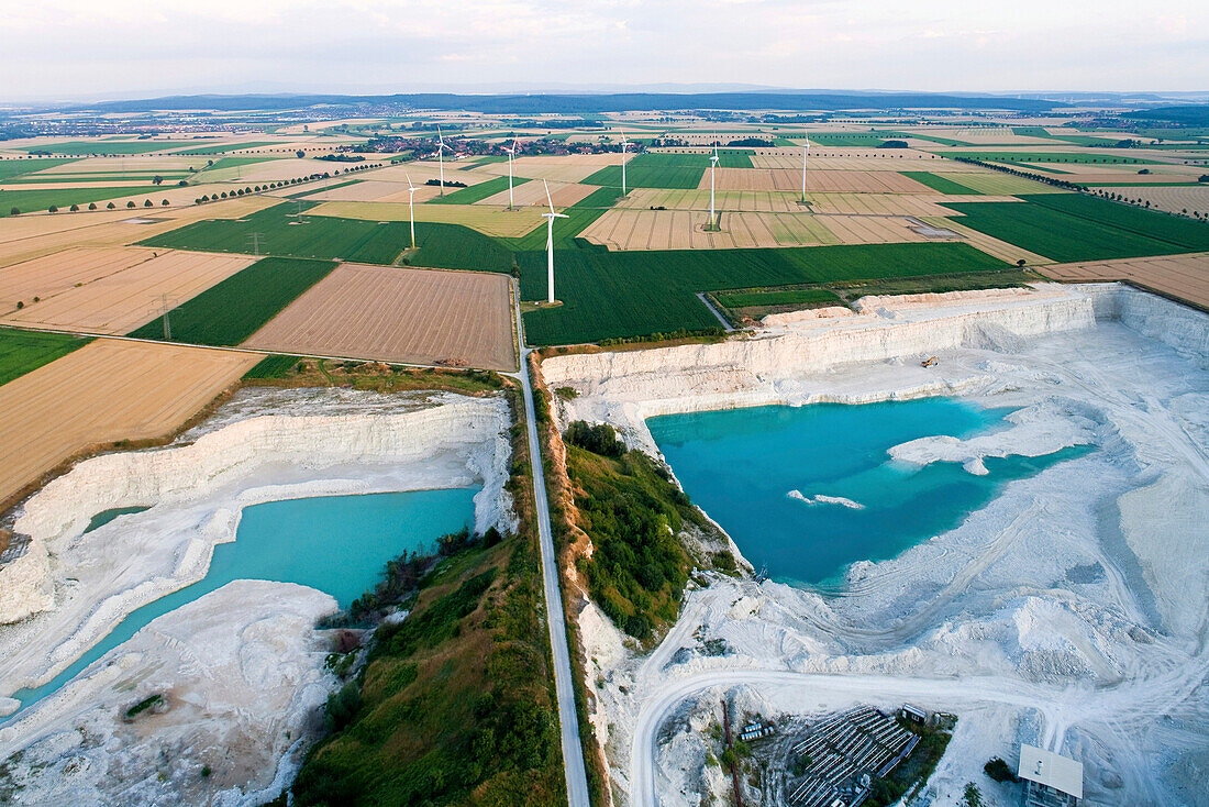 Luftaufnahmbe einer Quarzsandgrube bei Braunschweig, Niedersachsen, Deutschland