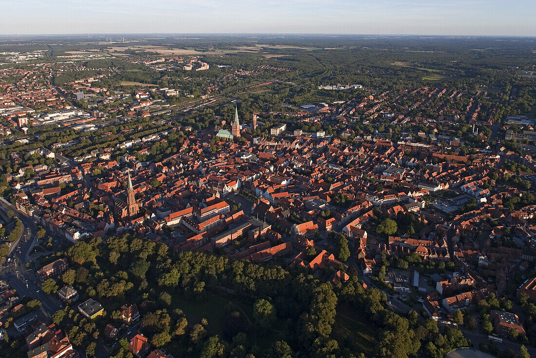 Luftbild, Lüneburger Altstadt mit Umland, historischer Altstadtkern mit Kirchen St. Nicolai und St. Michaelis, Niedersachsen, Deutschland