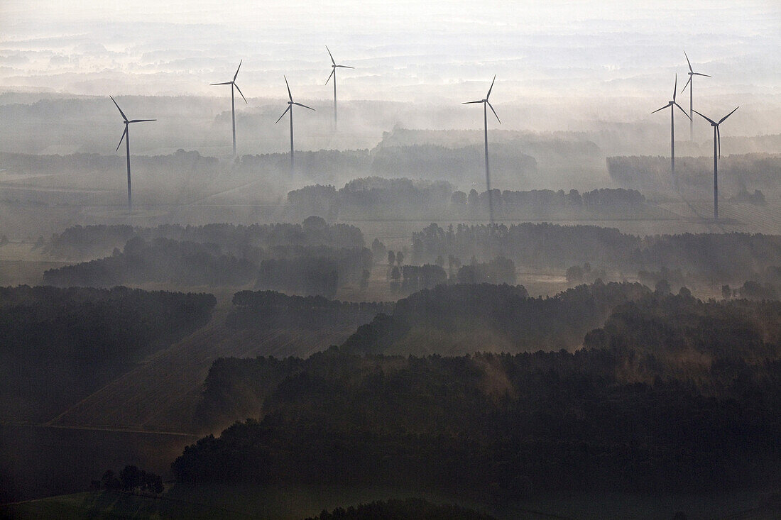 Luftbild, Windkraftanlage bei Morgennebel im Niedersächsischen Flachland, Niedersachsen, Deutschland