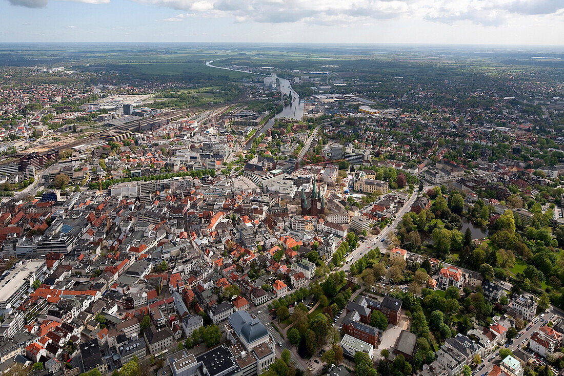 Luftaufnahme der Innenstadt mit Schloss und Lambertikirche, Oldenburg, Niedersachsen, Deutschland