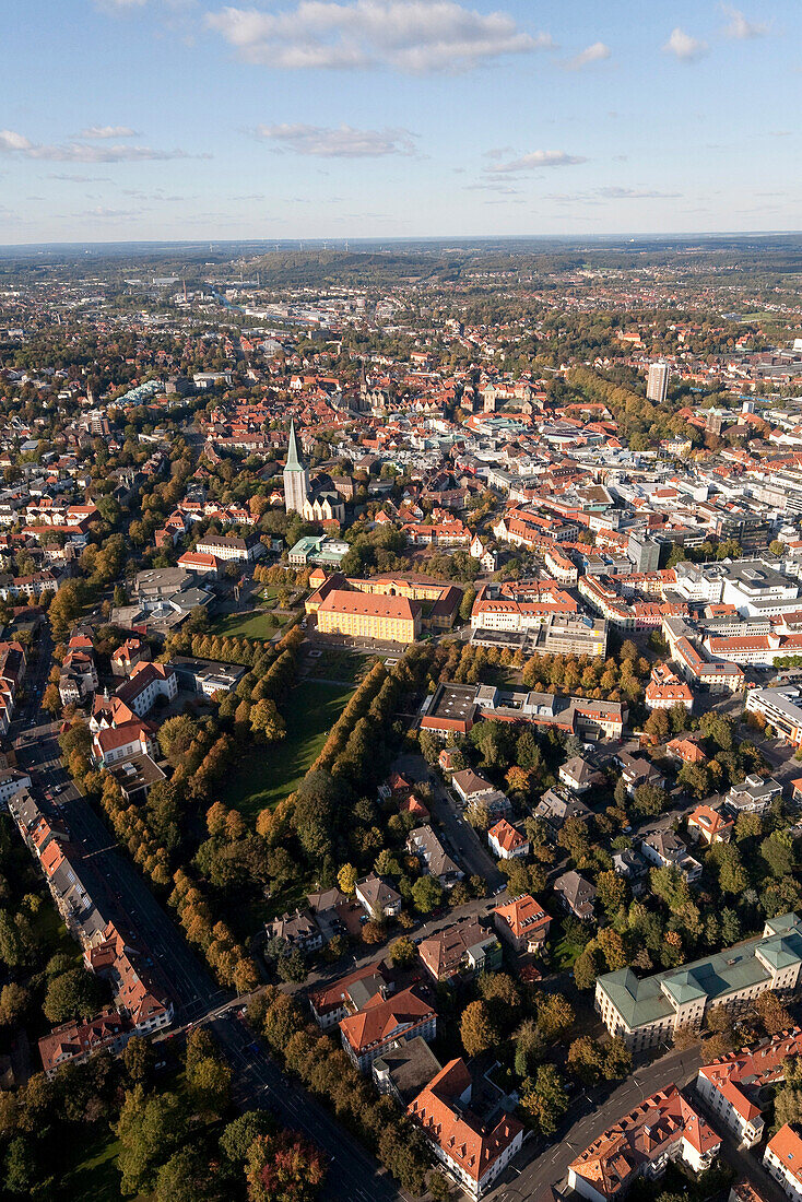 Luftaufnahme der Innenstadt mit Schloss, Dom St. Petrus und St. Katharinen Kirche, Osnabrück, Niedersachsen, Deutschland