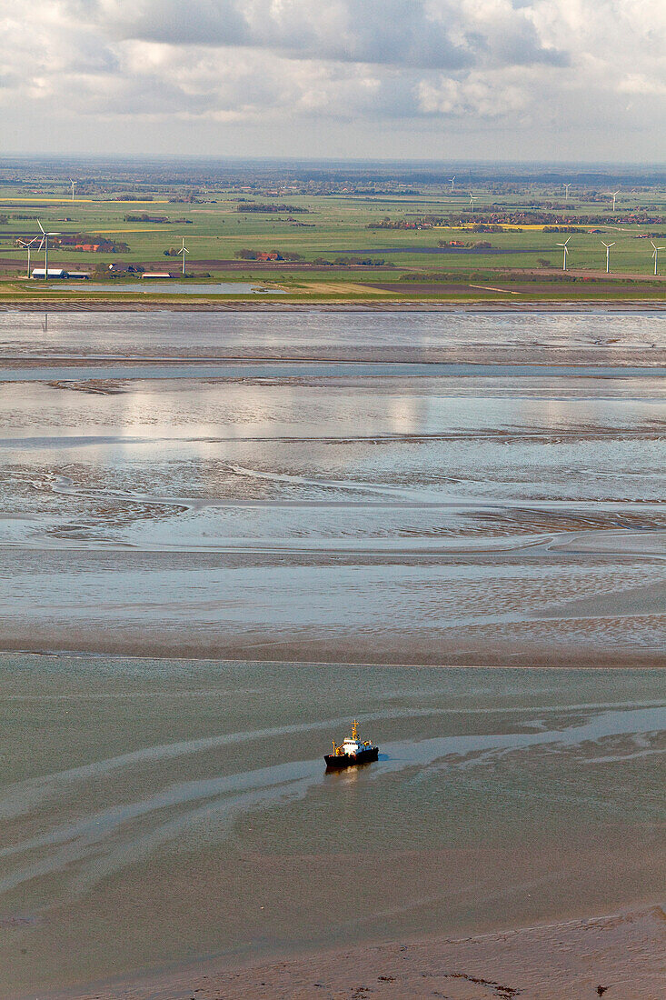 Kutter läßt sich trocken fallen, Blick über Wattenmeer zum Festland, Niedersächsisches Wattenmeer, Naturschutz, Niedersachsen, Deutlschland