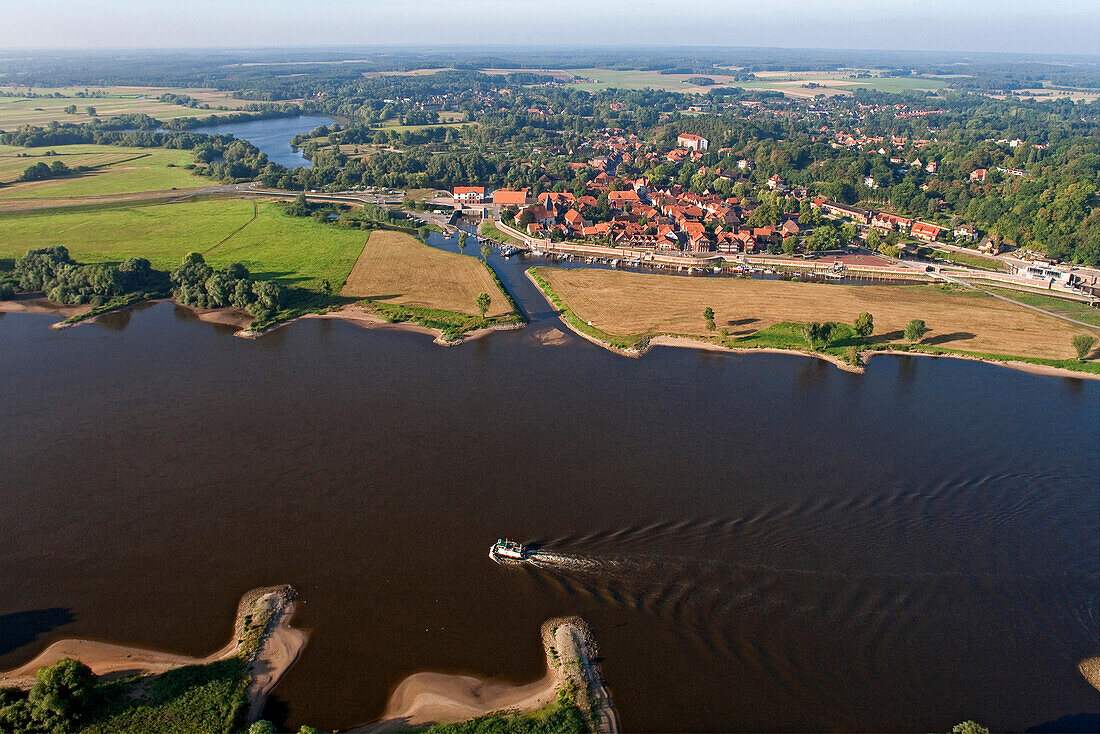 Jeetzel mündet in Oberelbe, Hitzacker, Niedersachsen, Deutschland