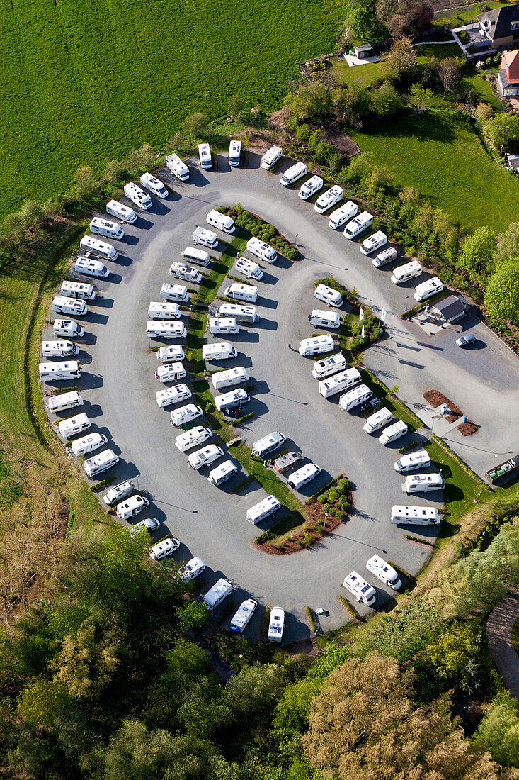 Luftaufnahme von einem Wohnmobilstellplatz, Niedersachsen, Deutschland