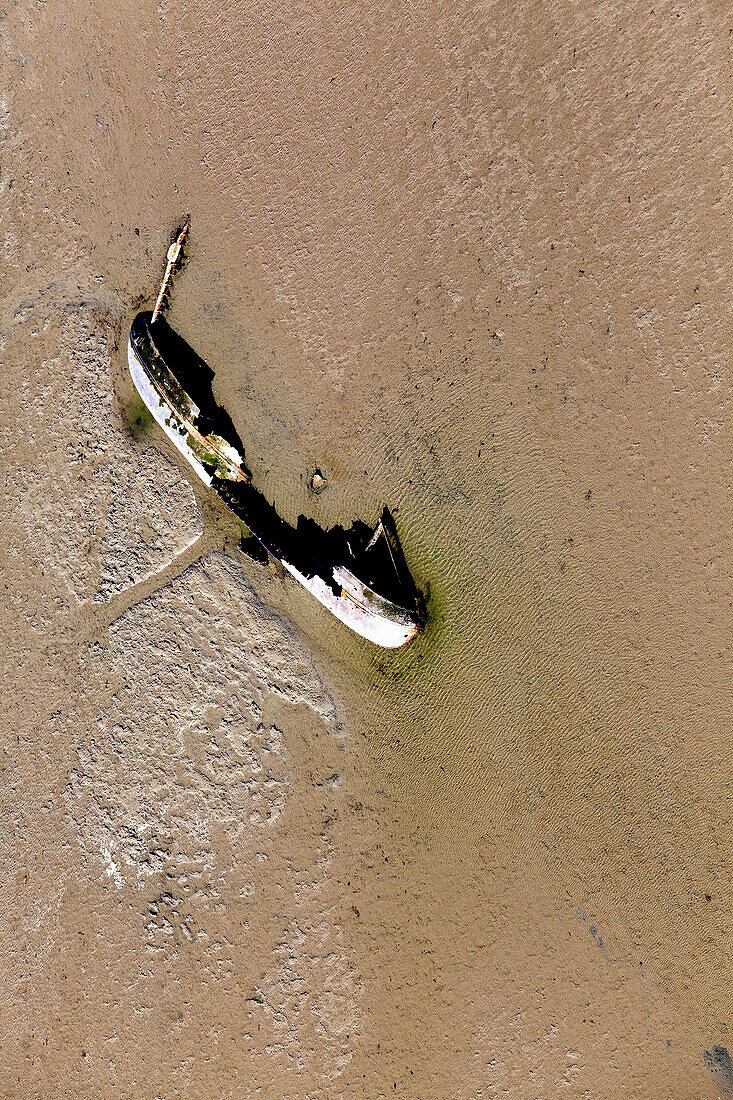 Schiffswrack auf einer Sandbank, Wattenmeer, Wilhelmshaven, Niedersachsen, Deutschland