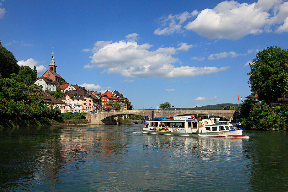 Ausflugsschiff auf dem Rhein bei Laufenburg, Hochrhein, Südlicher Schwarzwald, Baden-Württemberg, Deutschland