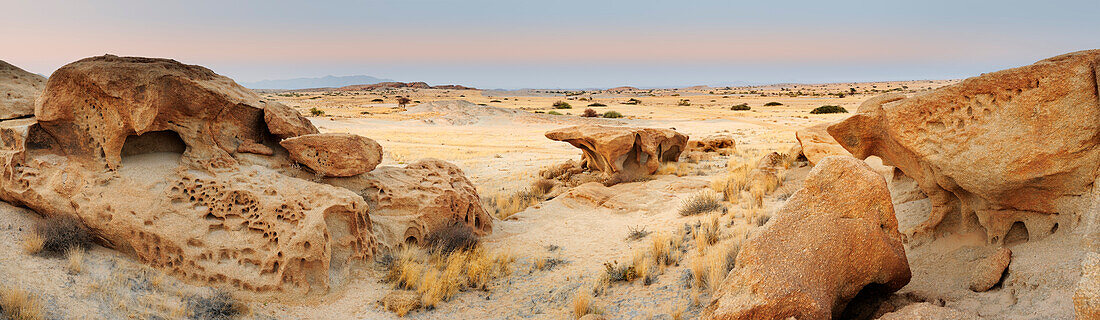 Panorama mit bizarren Felsen und Blick auf Savanne, Namibwüste, Namib, Namibia