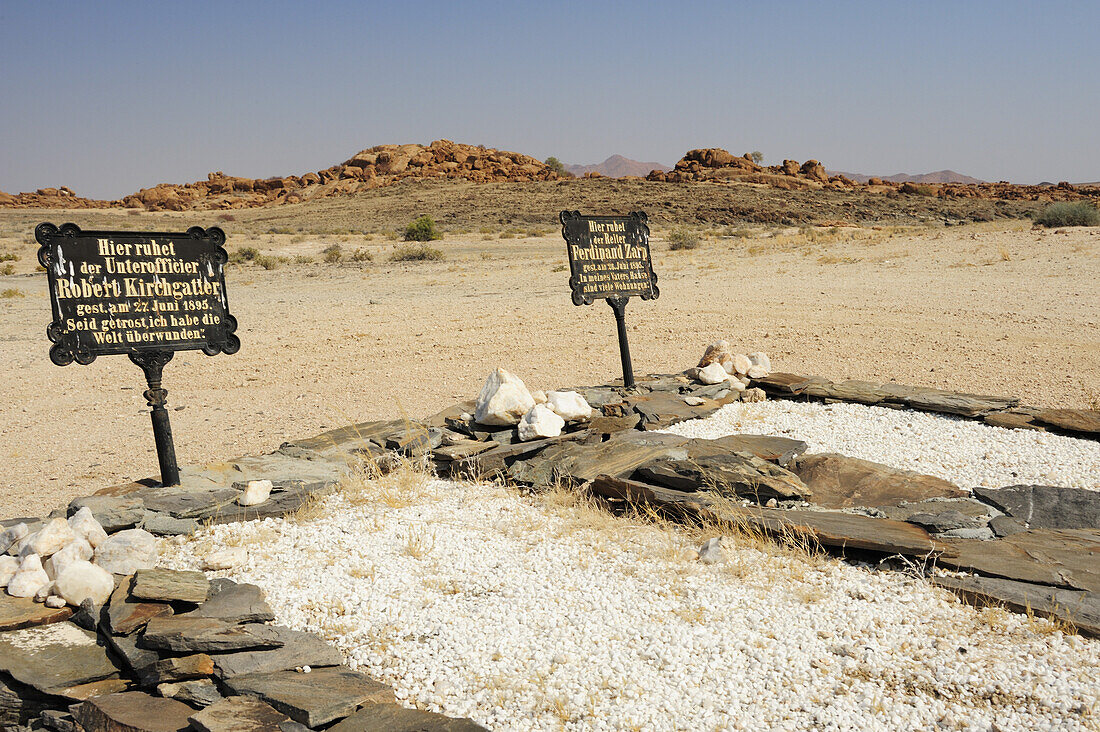 Zwei Gräber deutscher Soldaten aus Kolonialkrieg, gestorben 1895, Blutkoppe, Namib Naukluft National Park, Namibwüste, Namib, Namibia