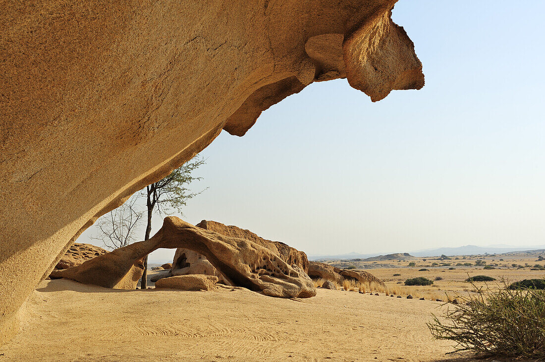 Felsüberhang und Felsbogen, Namibwüste, Namib, Namibia