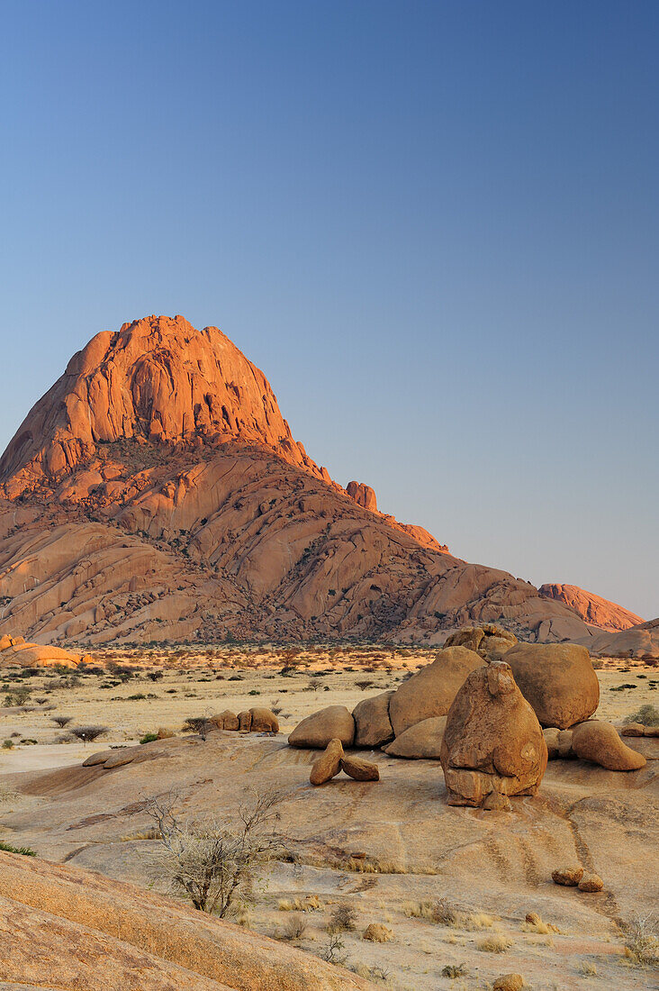 Morgensonne an Große Spitzkoppe, Felskugeln im Vordergrund, Große Spitzkoppe, Namibia
