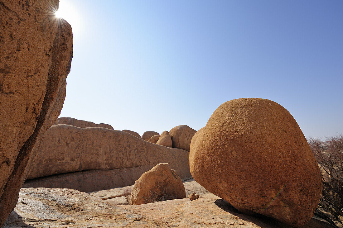 Rote Granitfelskugel auf Felsplatte, Spitzkoppe, Namibia