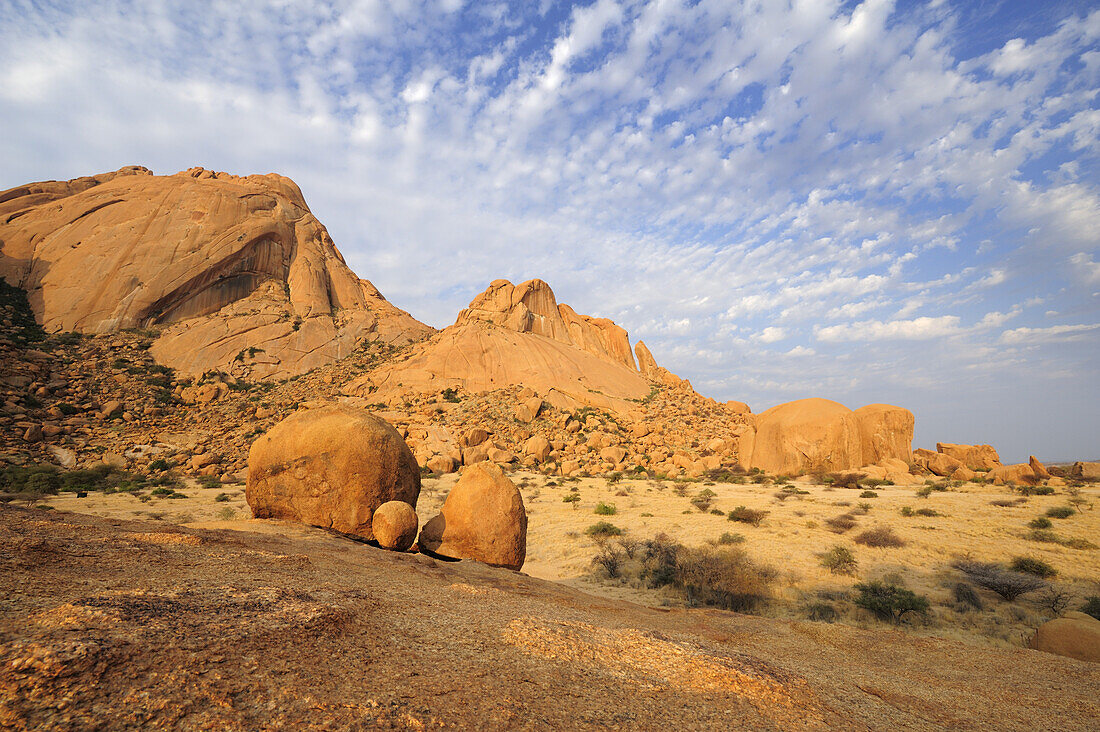 Rote Granitfelskugeln vor Große Spitzkoppe, Große Spitzkoppe, Namibia