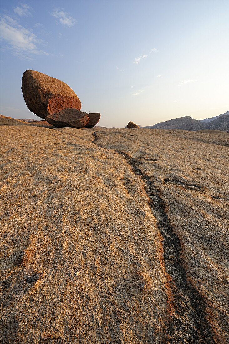 Felskugeln aus Granit liegen auf Felsplatte, Bull´s Party, Ameib, Erongogebirge, Namibia