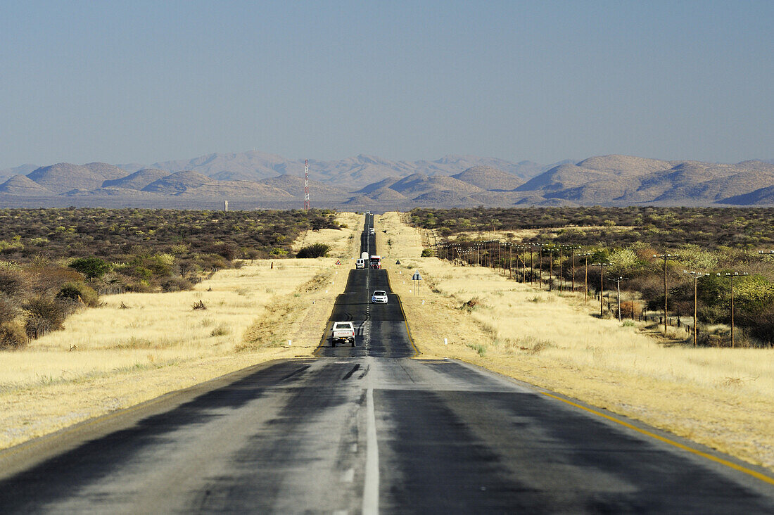 Asphaltstraße führt über kuppiges Savannenland, Namibia