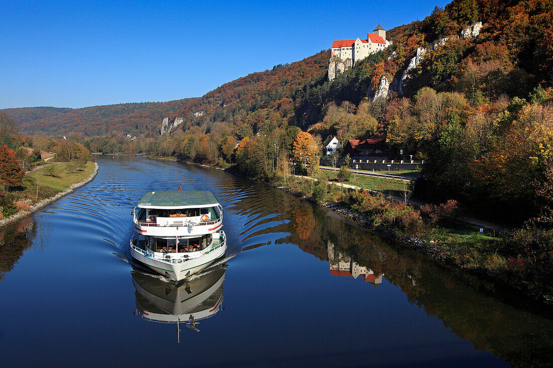 Ausflugsschiff auf der Altmühl, Burg Prunn im Hintergrund, Naturpark Altmühltal, Riedenburg, Bayern, Deutschland