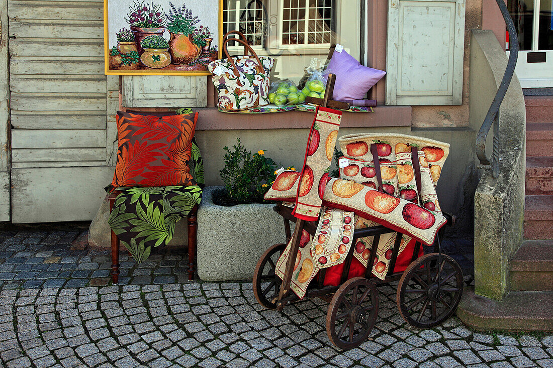 Werbung eines Textilfachgeschäfts, Endingen, Kaiserstuhl, Breisgau, Südlicher Schwarzwald, Baden-Württemberg, Deutschland