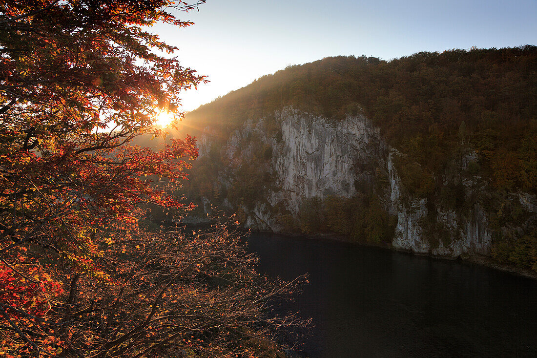 Morgensonne am Donaudurchbruch bei Kloster Weltenburg, Donau, Bayern, Deutschland