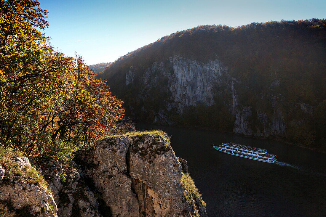 Ausflugsschiff am Donaudurchbruch bei Kloster Weltenburg, Donau, Bayern, Deutschland