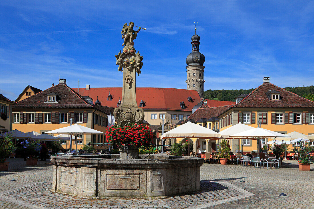 Brunnen am Marktplatz, Schloss im Hintergrund, Weikersheim, Taubertal, Baden-Württemberg, Deutschland