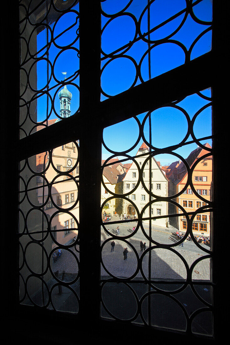 Blick durch ein Rathausfenster auf die Ratstrinkstube und die Stufengiebelhäuser am Marktplatz, Rothenburg ob der Tauber, Taubertal, Romantische Strasse, Franken, Bayern, Deutschland