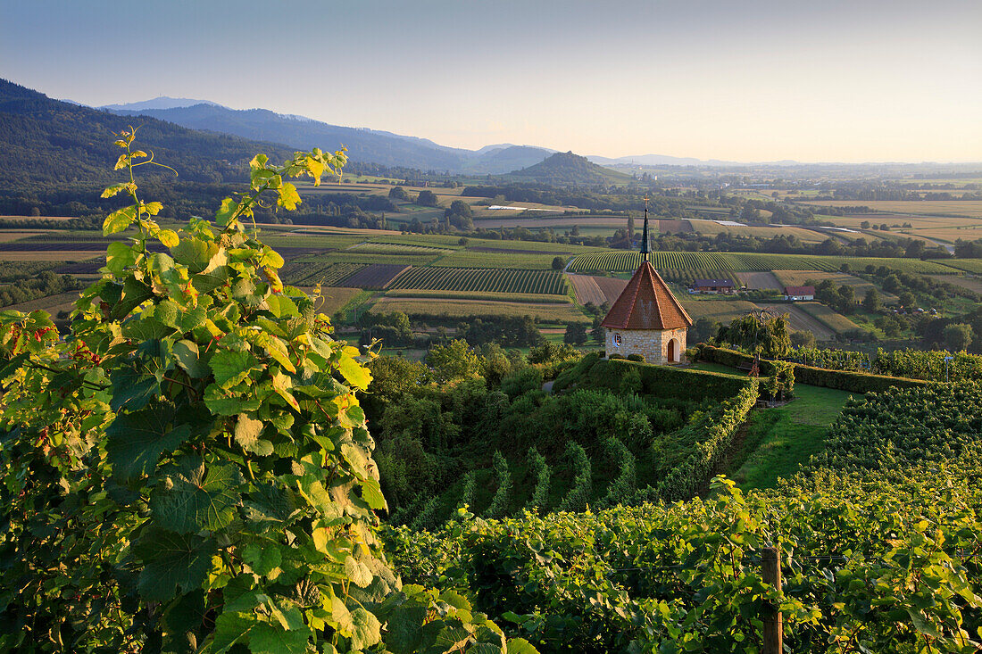 Ölberg chapel near Ehrenstetten, view to Staufen castle, Staufen im Breisgau, Breisgau-Hochschwarzwald, Black Forest, Baden-Württemberg, Germany