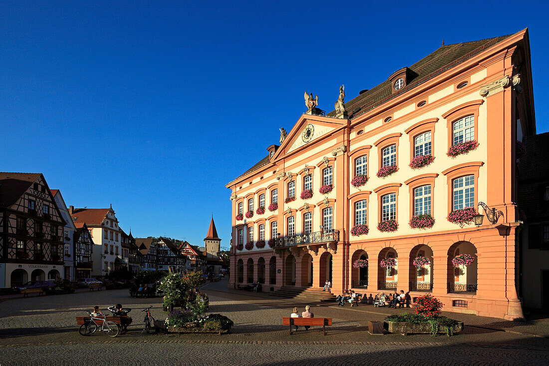 Ritterbrunnen und Rathaus am Marktplatz, Gengenbach, Ortenaukreis, Südlicher Schwarzwald, Baden-Württemberg, Deutschland