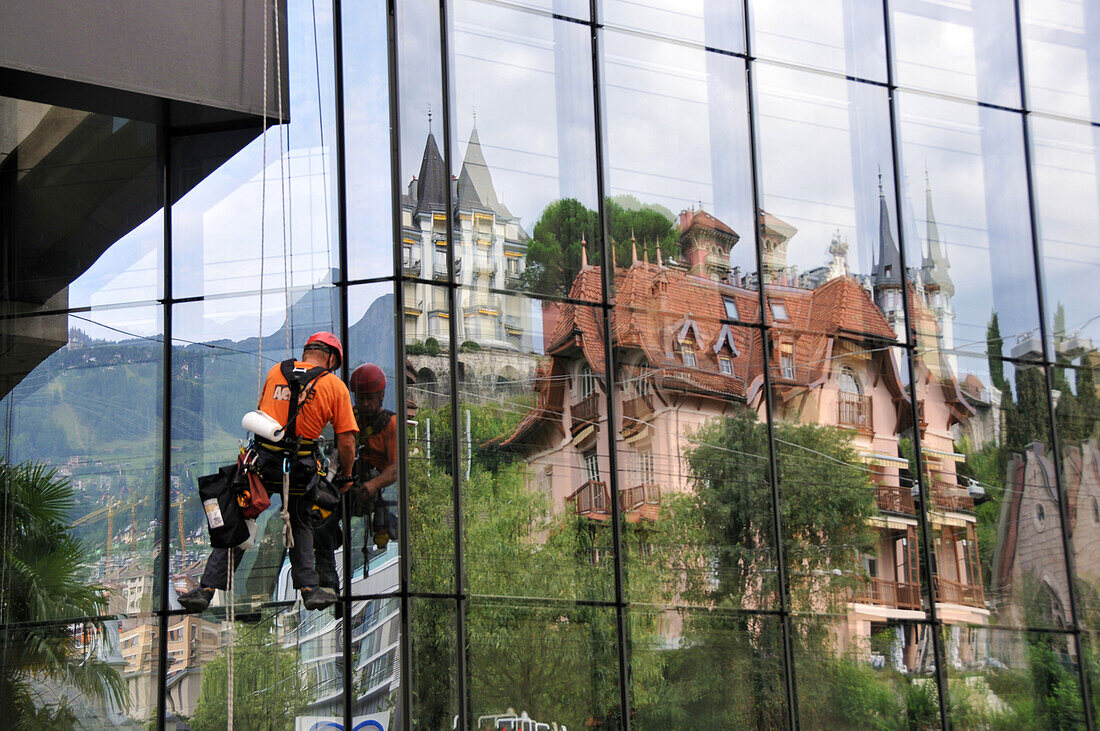 Fensterputzer an einer Glasfassade, Montreux, Kanton Waadt, Schweiz