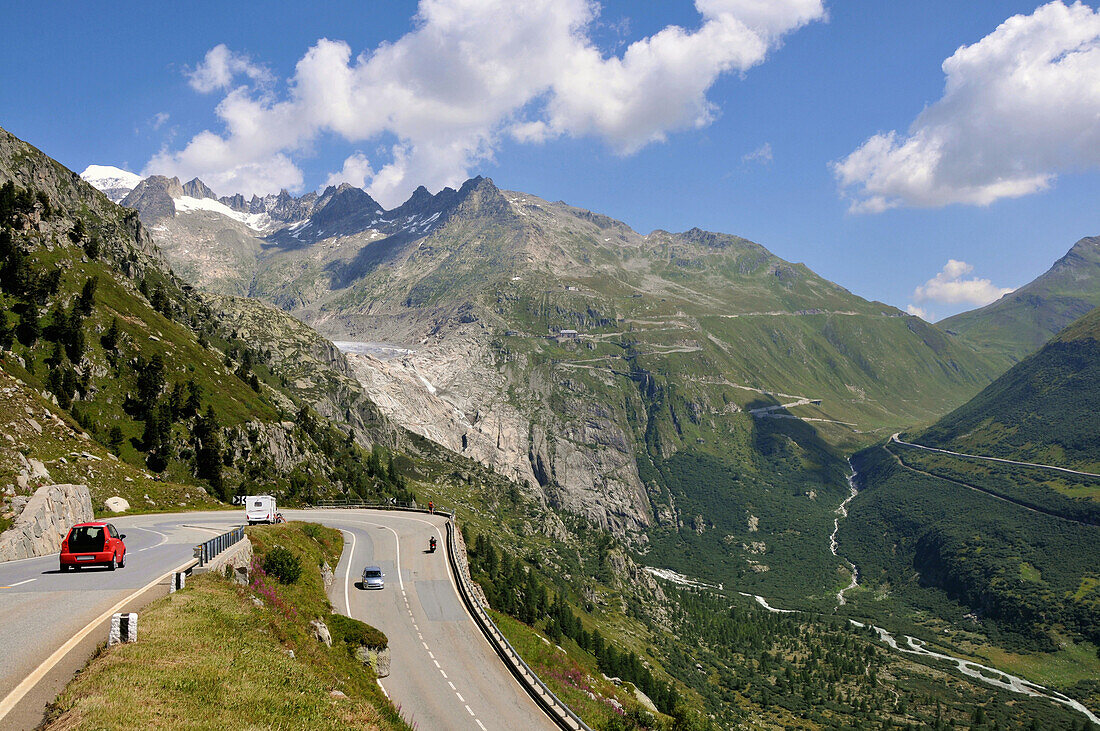 Verkehr am Grimselpass, Wallis, Schweiz