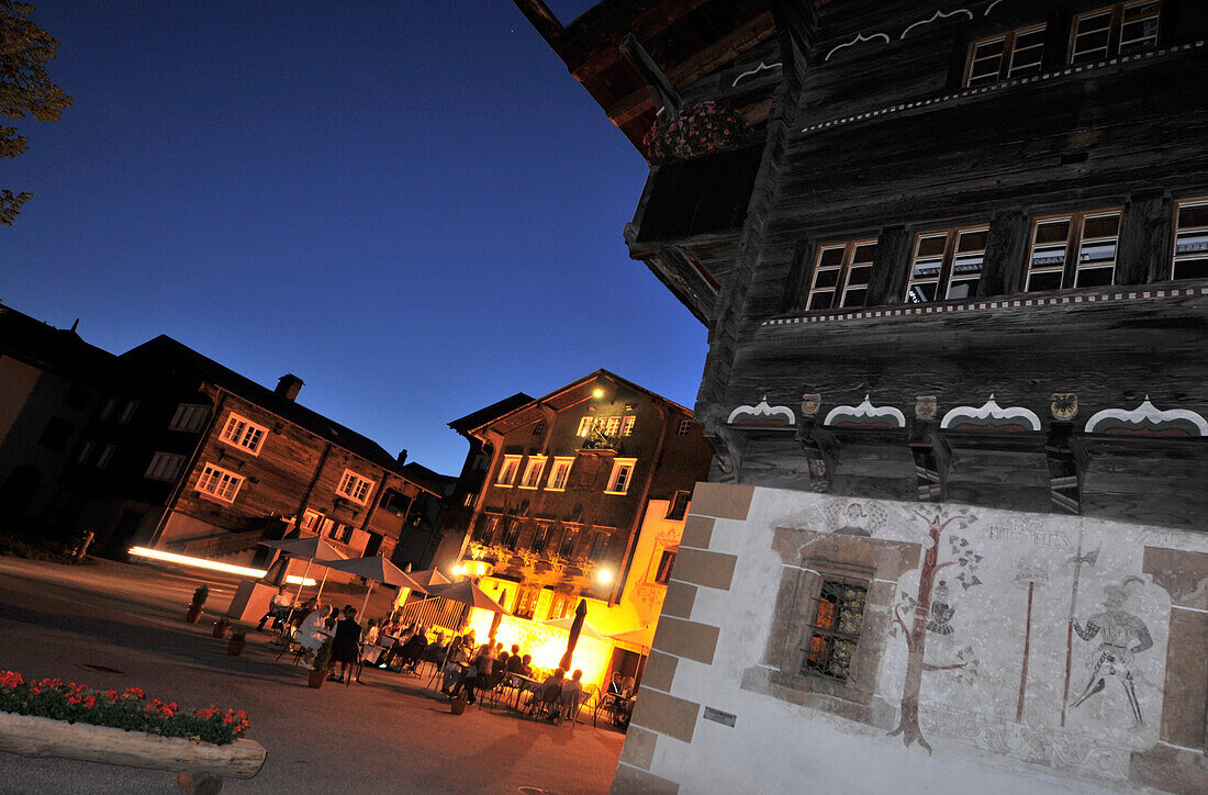 Straßencafe am Abend, Ernen, Kanton Wallis, Schweiz