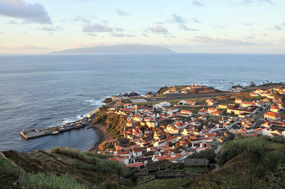 Blick auf das Dorf Vila Nova, Insel Flores im Hintergrund, Insel Corvo, Azoren, Portugal, Europa