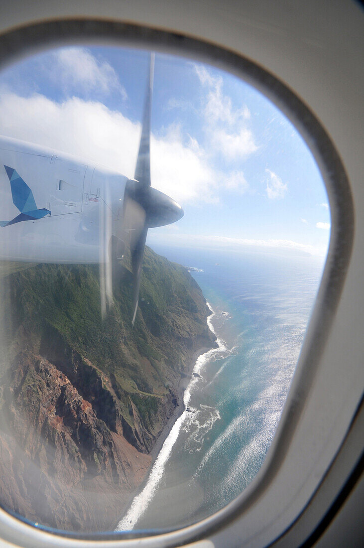 Blick vom Flugzeug auf die Insel Corvo, Azoren, Portugal, Europa
