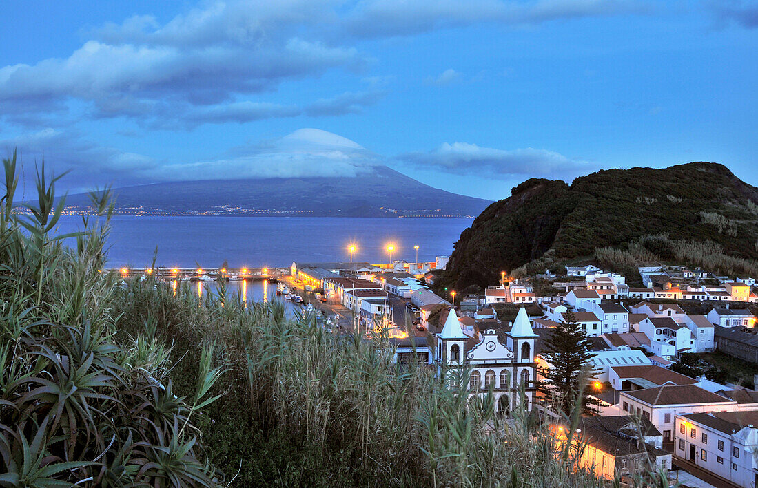 Blick auf die Stadt Horta und Nachbarinsel Pico in der Abenddämmerung, Insel Faial, Azoren, Portugal, Europa