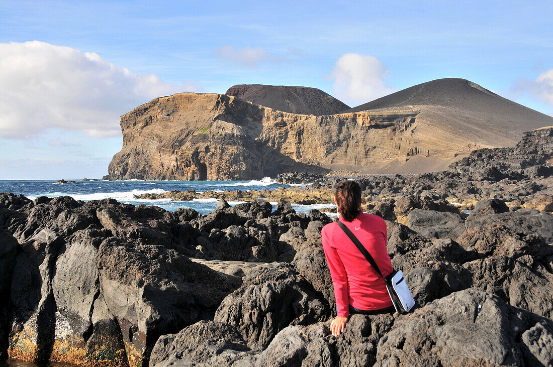 Frau blickt zu Vulkan Dos Capelinhos, Insel Faial, Azoren, Portugal, Europa
